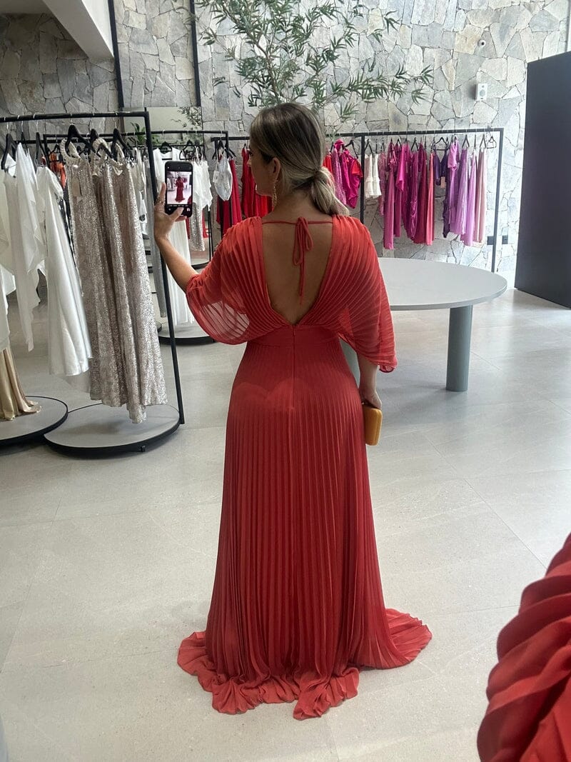 Vestido Amélie Plissé – Sofisticação em Movimento com Decote que Encanta